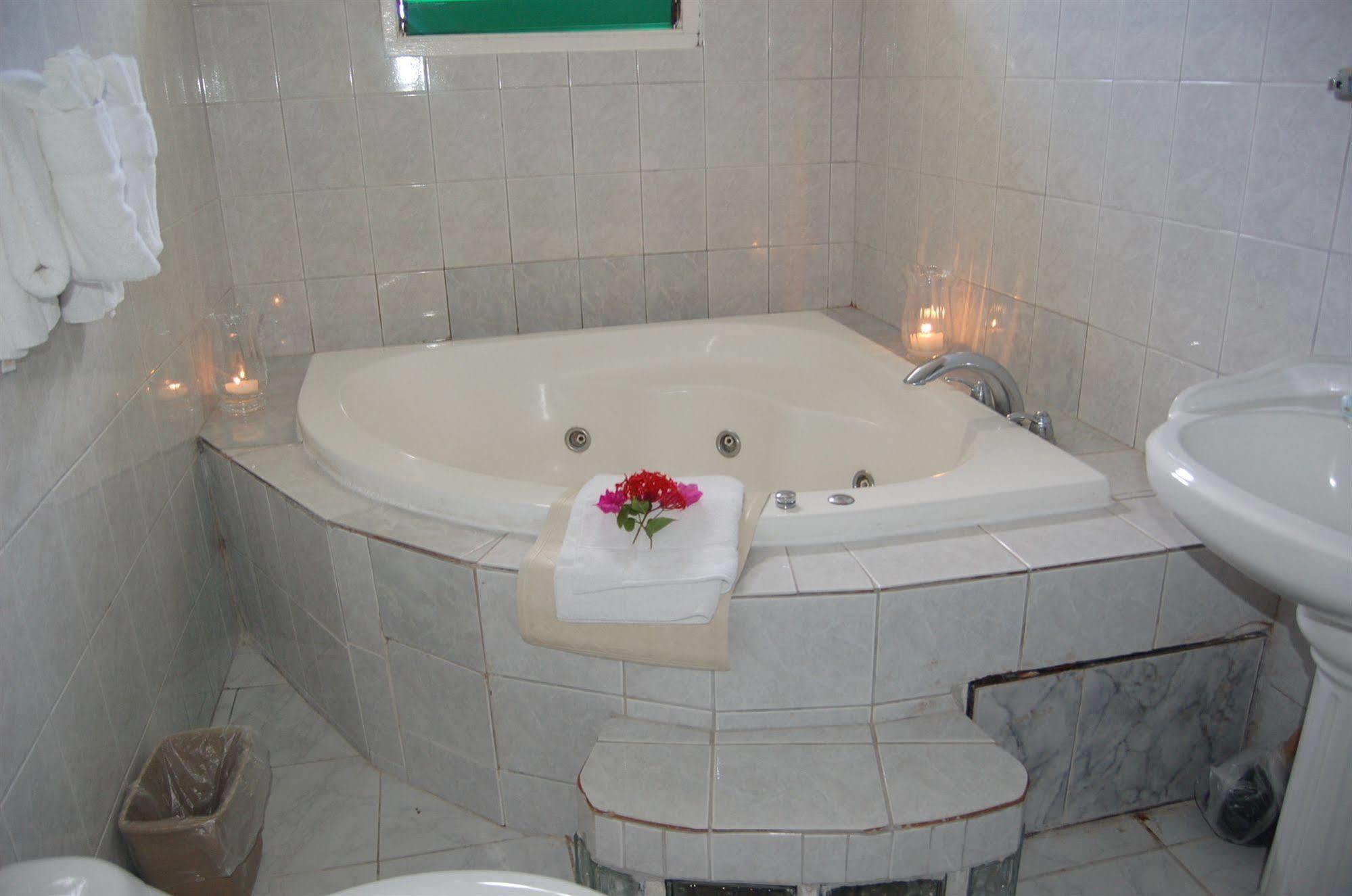 Villa Sonate Runaway Bay Esterno foto